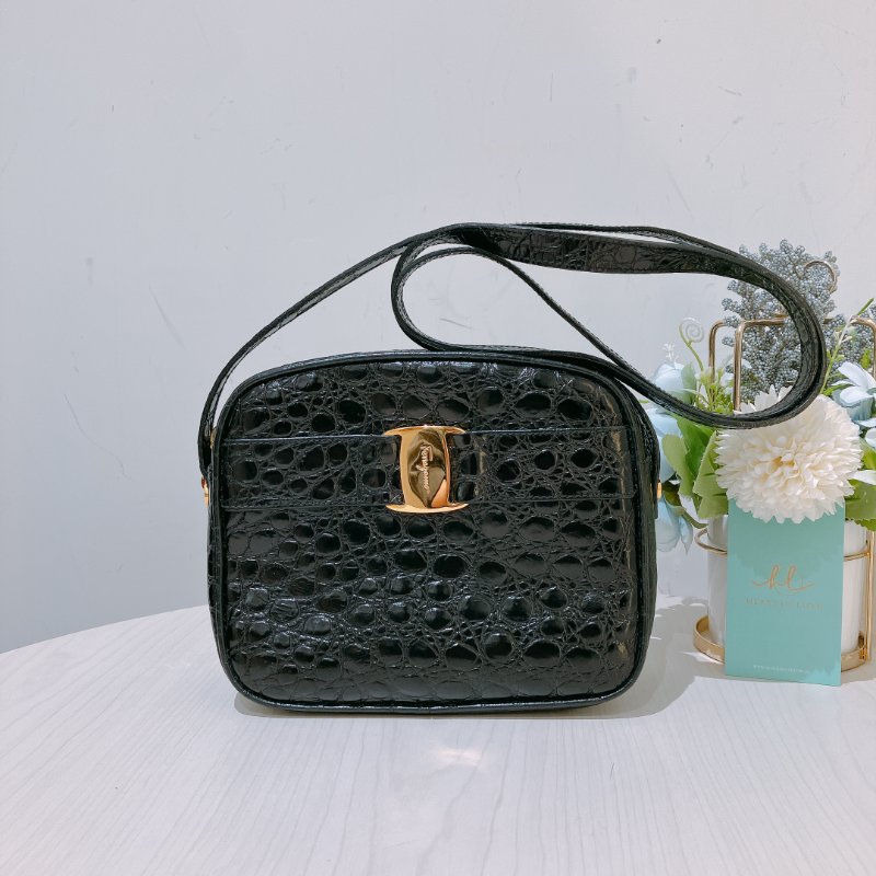 TK1978  菲拉格慕 壓紋皮革 鱷魚紋 側背包 黑色 Salvatore Ferragamo Vintage Crocodile Paint Carmera Bag Calfskin Black-0