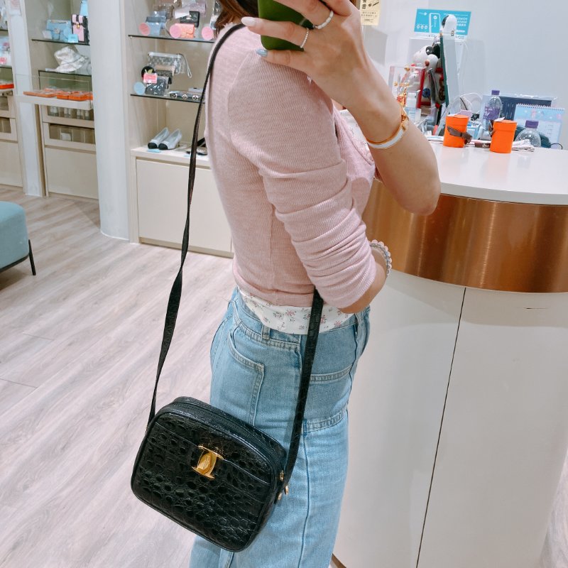 TK1978  菲拉格慕 壓紋皮革 鱷魚紋 側背包 黑色 Salvatore Ferragamo Vintage Crocodile Paint Carmera Bag Calfskin Black-1