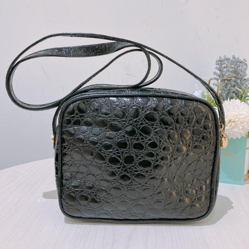 TK1978  菲拉格慕 壓紋皮革 鱷魚紋 側背包 黑色 Salvatore Ferragamo Vintage Crocodile Paint Carmera Bag Calfskin Black-2