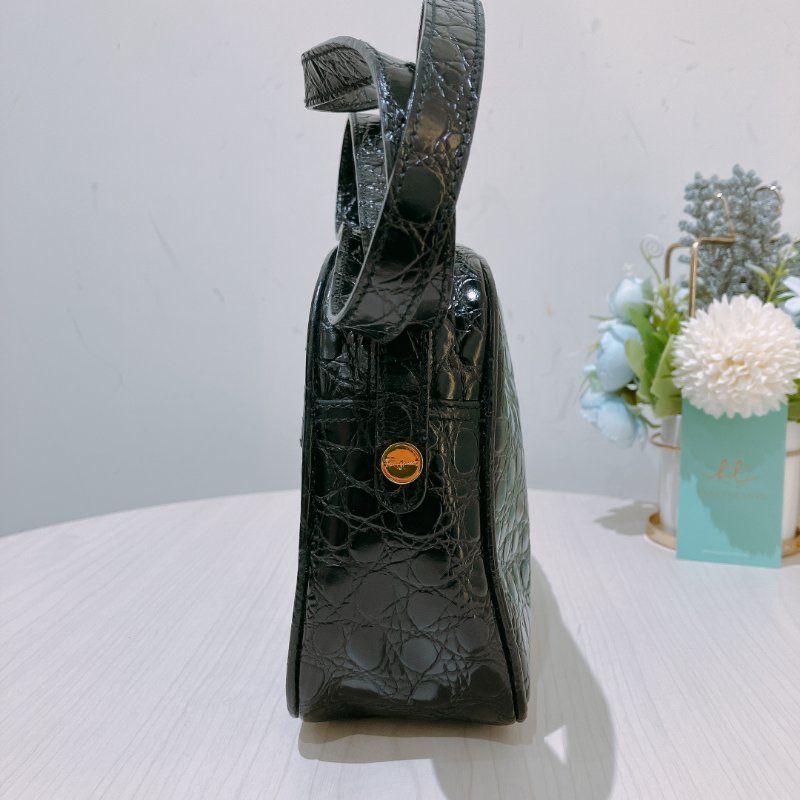 TK1978  菲拉格慕 壓紋皮革 鱷魚紋 側背包 黑色 Salvatore Ferragamo Vintage Crocodile Paint Carmera Bag Calfskin Black-4