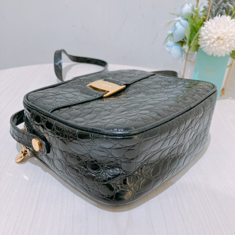 TK1978  菲拉格慕 壓紋皮革 鱷魚紋 側背包 黑色 Salvatore Ferragamo Vintage Crocodile Paint Carmera Bag Calfskin Black-5