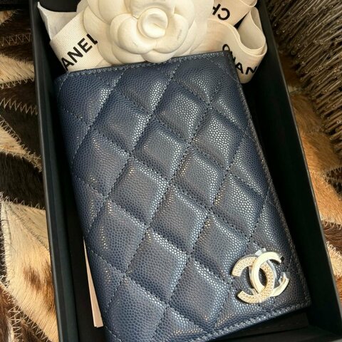 CHANEL荔枝皮雙C 金屬水鑽護照/深藍色