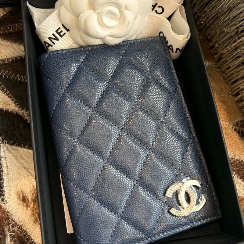 CHANEL荔枝皮雙C 金屬水鑽護照/深藍色-0