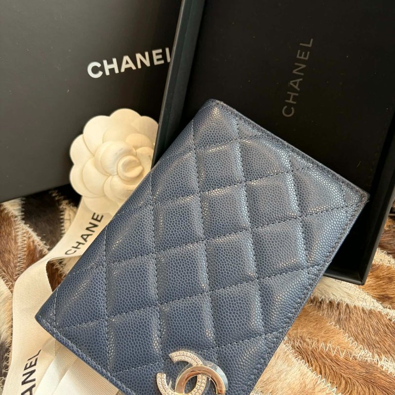 CHANEL荔枝皮雙C 金屬水鑽護照/深藍色-1