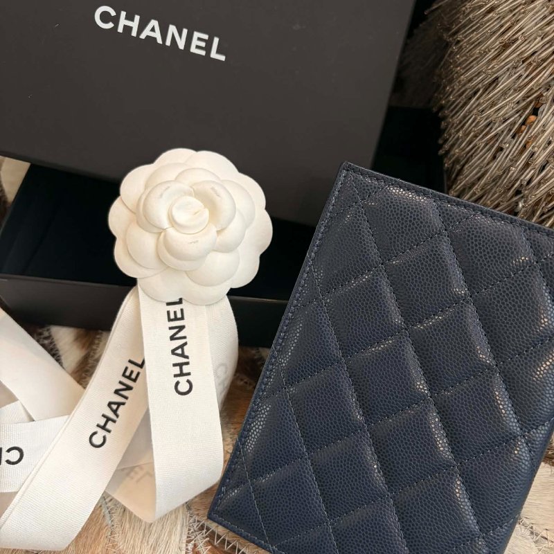CHANEL荔枝皮雙C 金屬水鑽護照/深藍色-2