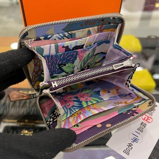東區正精品㊣HERMES SILK IN Epsom 愛馬仕大象灰色全皮內粉紫色圖騰絲巾短夾 K刻 RZ6324-1