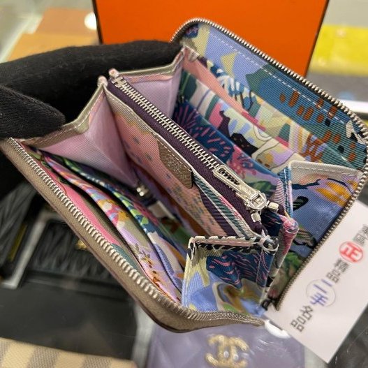 東區正精品㊣HERMES SILK IN Epsom 愛馬仕大象灰色全皮內粉紫色圖騰絲巾短夾 K刻 RZ6324-2