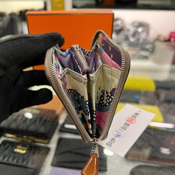 東區正精品㊣HERMES SILK IN Epsom 愛馬仕大象灰色全皮內粉紫色圖騰絲巾短夾 K刻 RZ6324-4