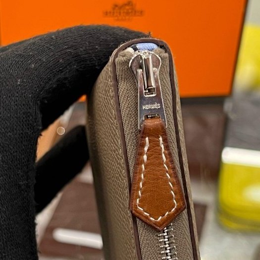 東區正精品㊣HERMES SILK IN Epsom 愛馬仕大象灰色全皮內粉紫色圖騰絲巾短夾 K刻 RZ6324-8