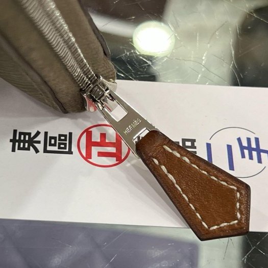 東區正精品㊣HERMES SILK IN Epsom 愛馬仕大象灰色全皮內粉紫色圖騰絲巾短夾 K刻 RZ6324-14