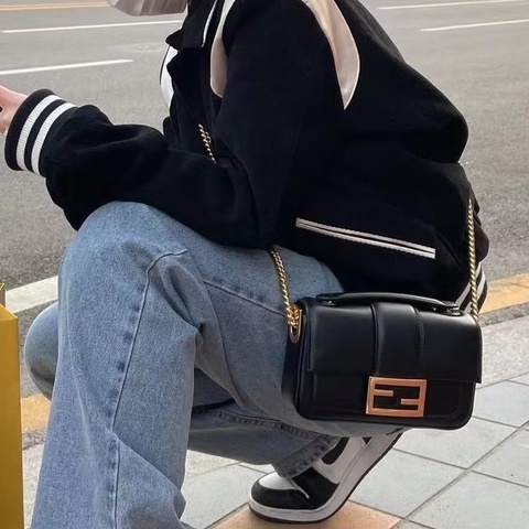 🍧🍧Fendi芬迪Baguette迷你黑金全皮法棍包  尺寸19×12
