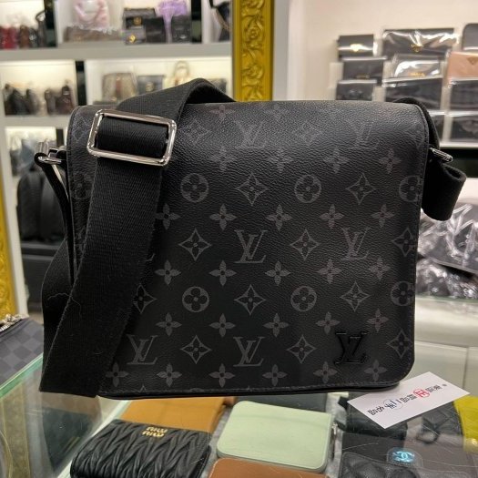 東區正精品㊣ LV DISTRICT M45272黑花黑字方型吸釦式翻蓋肩背包斜背包男包 RZ6328-0