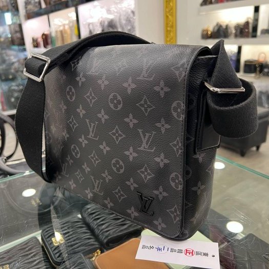 東區正精品㊣ LV DISTRICT M45272黑花黑字方型吸釦式翻蓋肩背包斜背包男包 RZ6328-1
