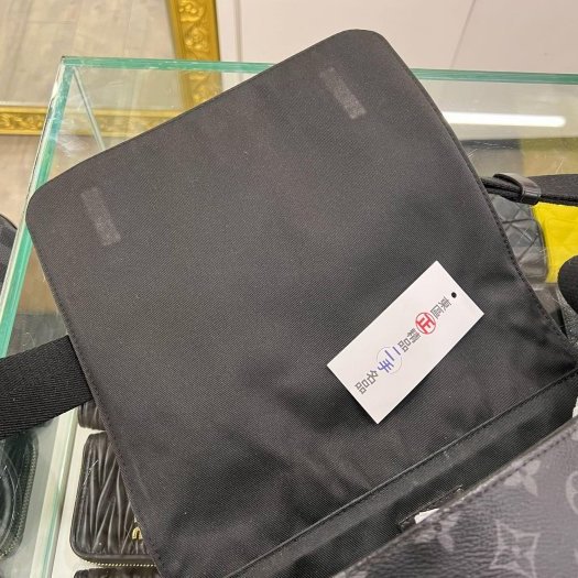 東區正精品㊣ LV DISTRICT M45272黑花黑字方型吸釦式翻蓋肩背包斜背包男包 RZ6328-3
