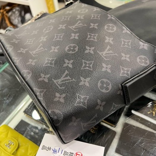 東區正精品㊣ LV DISTRICT M45272黑花黑字方型吸釦式翻蓋肩背包斜背包男包 RZ6328-4