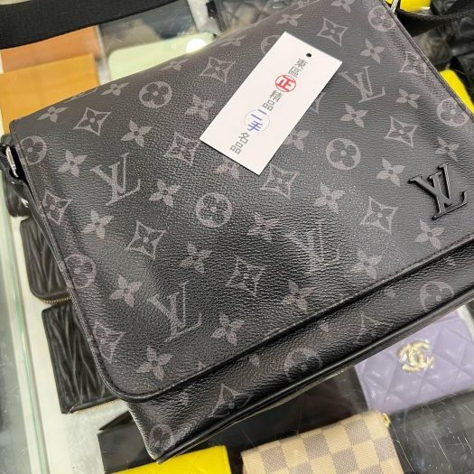 東區正精品㊣ LV DISTRICT M45272黑花黑字方型吸釦式翻蓋肩背包斜背包男包 RZ6328-5