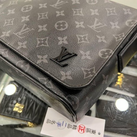 東區正精品㊣ LV DISTRICT M45272黑花黑字方型吸釦式翻蓋肩背包斜背包男包 RZ6328-6