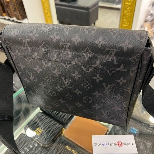 東區正精品㊣ LV DISTRICT M45272黑花黑字方型吸釦式翻蓋肩背包斜背包男包 RZ6328-7