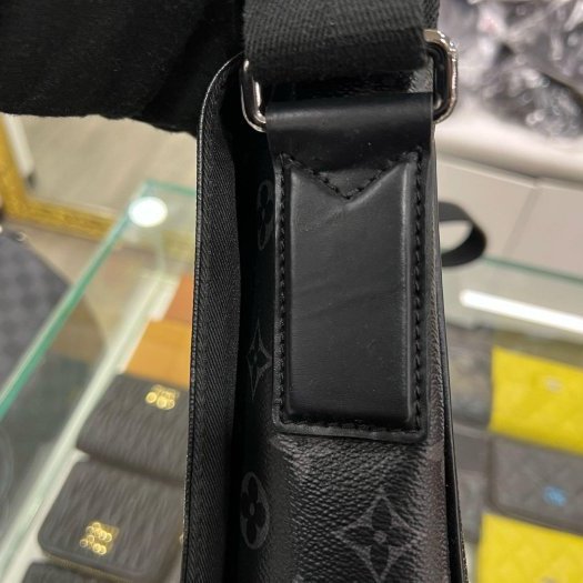 東區正精品㊣ LV DISTRICT M45272黑花黑字方型吸釦式翻蓋肩背包斜背包男包 RZ6328-8