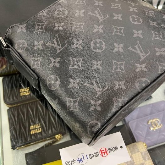 東區正精品㊣ LV DISTRICT M45272黑花黑字方型吸釦式翻蓋肩背包斜背包男包 RZ6328-9