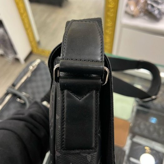 東區正精品㊣ LV DISTRICT M45272黑花黑字方型吸釦式翻蓋肩背包斜背包男包 RZ6328-10