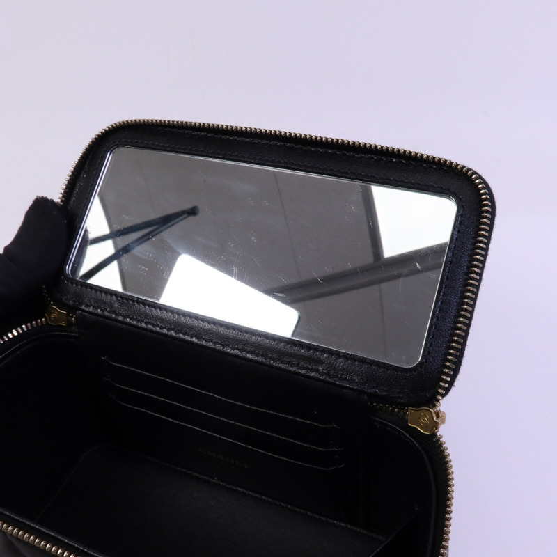 CHANEL 牛皮皮革Vanity Case金扣肩背袋-15