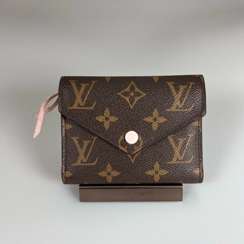 LV M62360 老花粉紅Victorine短夾