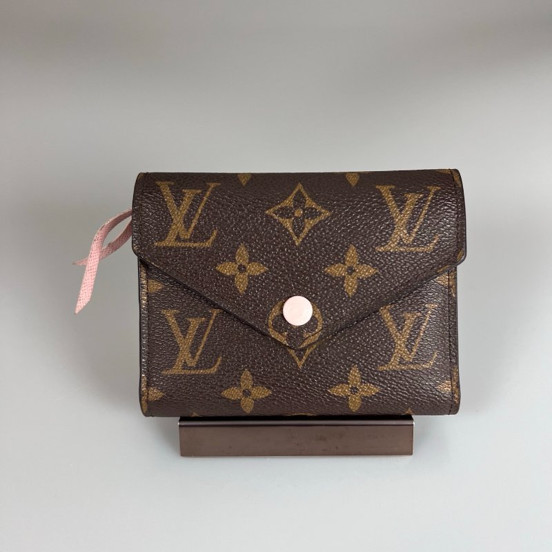 LV M62360 老花粉紅Victorine短夾-0