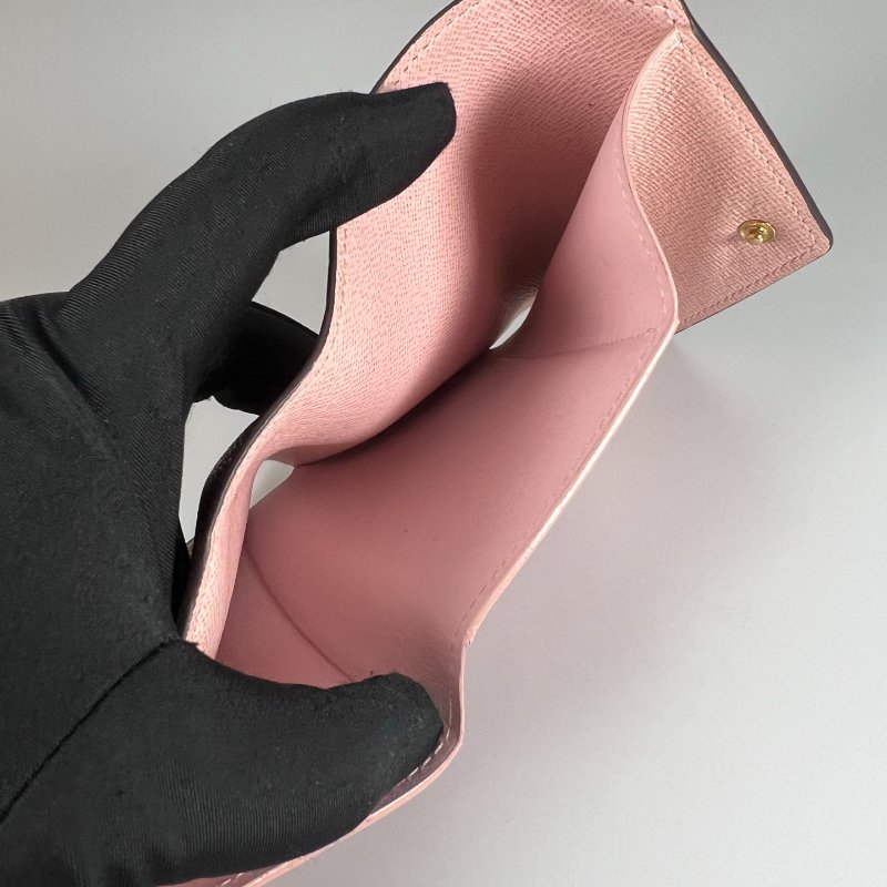 LV M62360 老花粉紅Victorine短夾-4