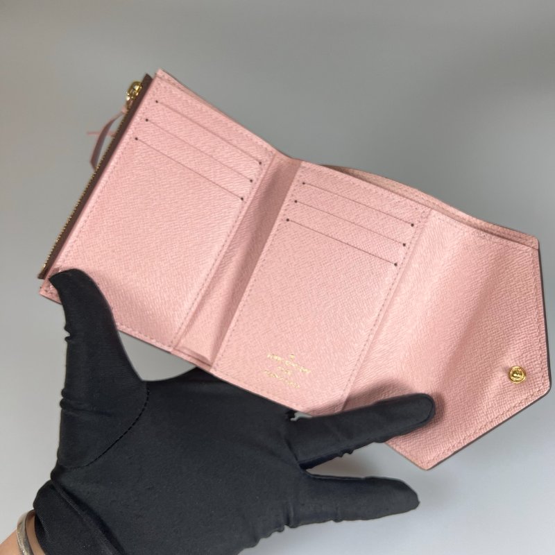LV M62360 老花粉紅Victorine短夾-6