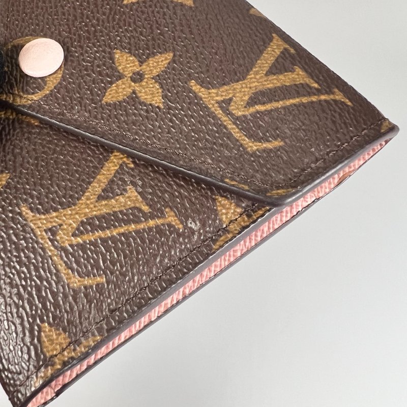 LV M62360 老花粉紅Victorine短夾-13