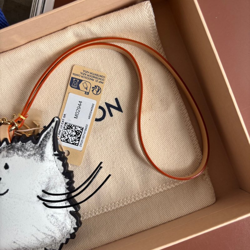 Grace Coddington ::LOUIS VUITTON:: LV M02944 LV Cat 波斯貓手袋皮革吊飾 掛飾-3
