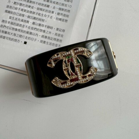 💥穿搭超適合💥Chanel 黑色亮鑽雙C手環