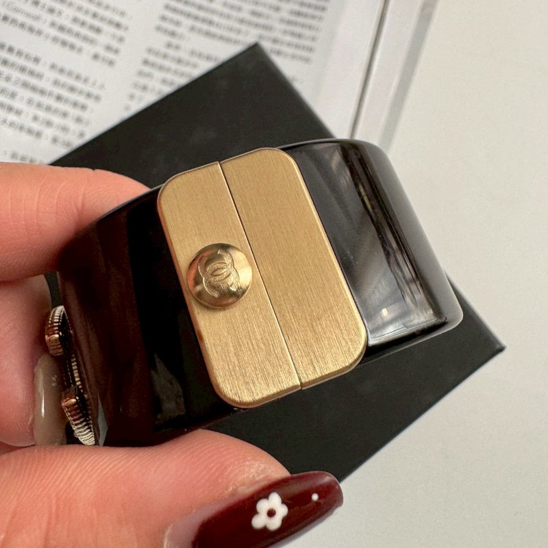 💥穿搭超適合💥Chanel 黑色亮鑽雙C手環-5