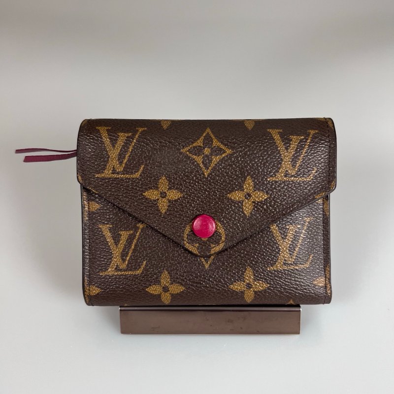 LV M41938 老花紫紅豆豆Victorine短夾-0
