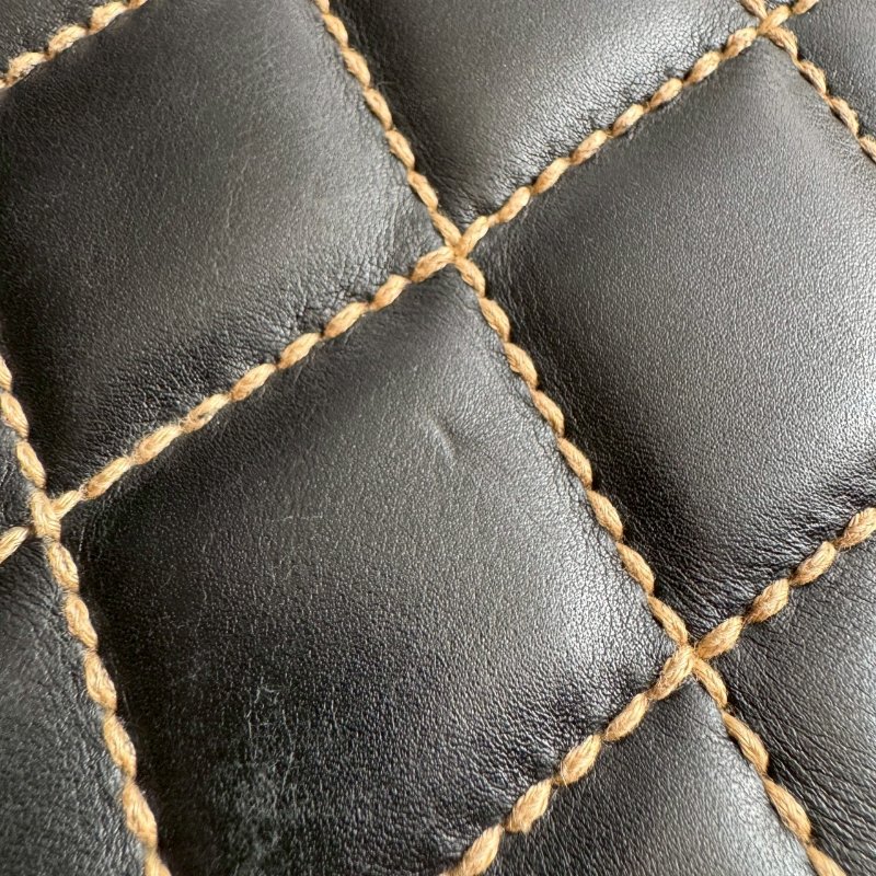 💝跑咖拍照超美💝Chanel 黑色菱格縫線學院肩背包-11