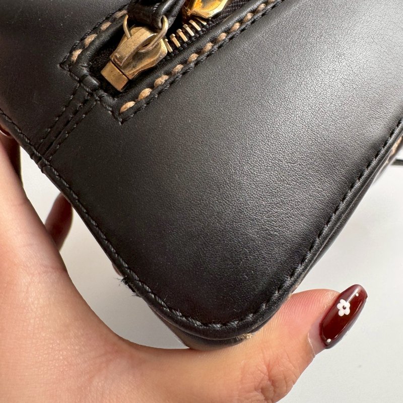 💝跑咖拍照超美💝Chanel 黑色菱格縫線學院肩背包-12