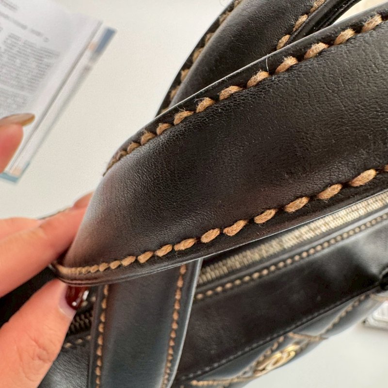 💝跑咖拍照超美💝Chanel 黑色菱格縫線學院肩背包-29