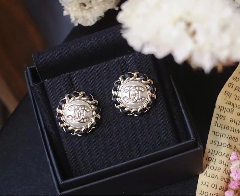 Chanel 香奈兒缺貨款logo水鑽淡金釦皮穿鏈耳環-0