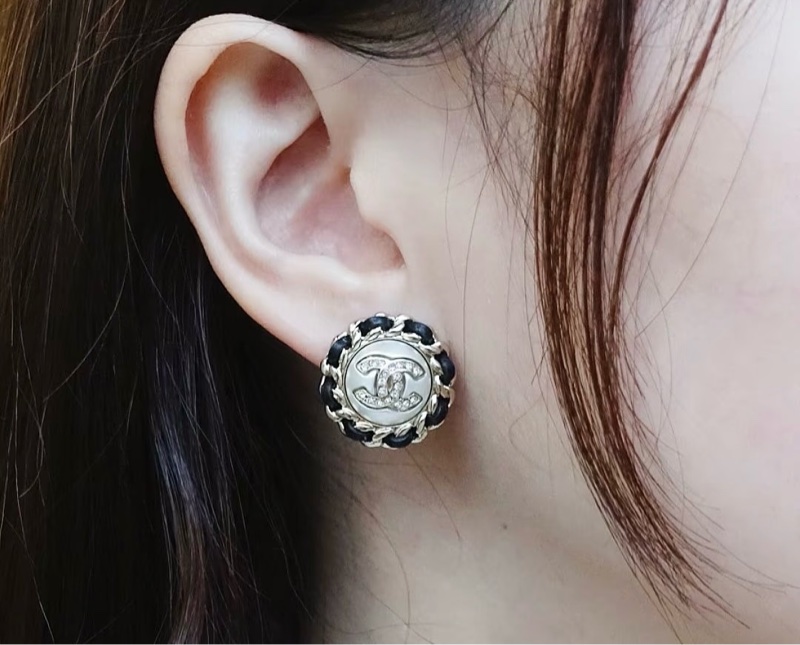 Chanel 香奈兒缺貨款logo水鑽淡金釦皮穿鏈耳環-1