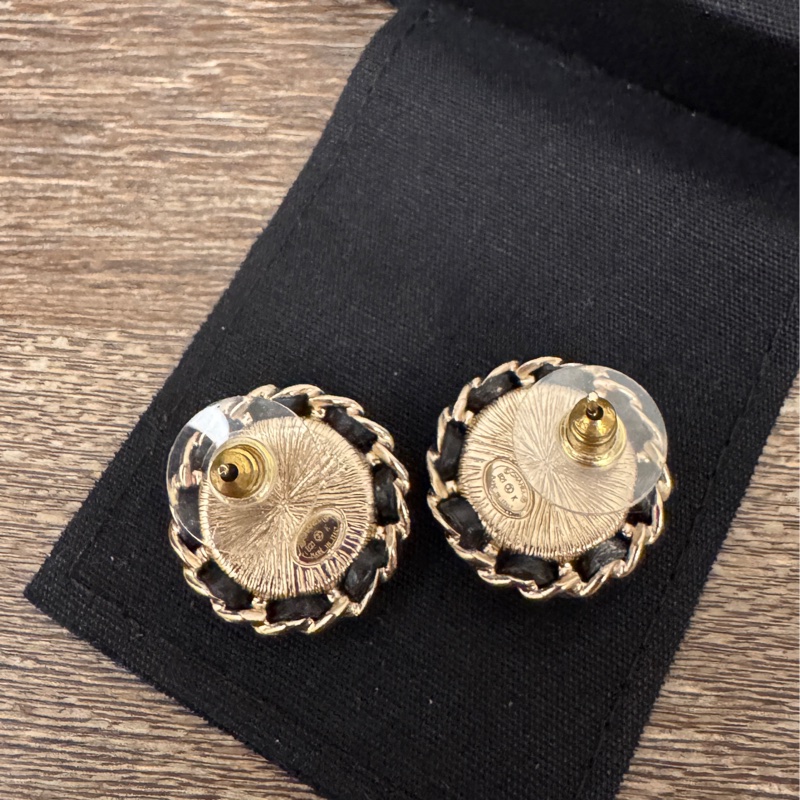 Chanel 香奈兒缺貨款logo水鑽淡金釦皮穿鏈耳環-4