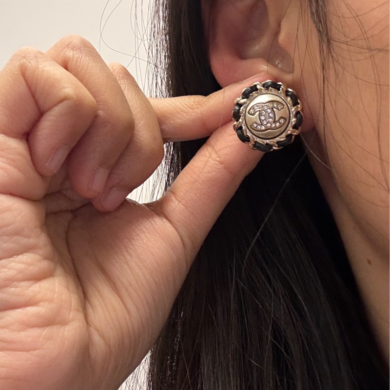 Chanel 香奈兒缺貨款logo水鑽淡金釦皮穿鏈耳環-6