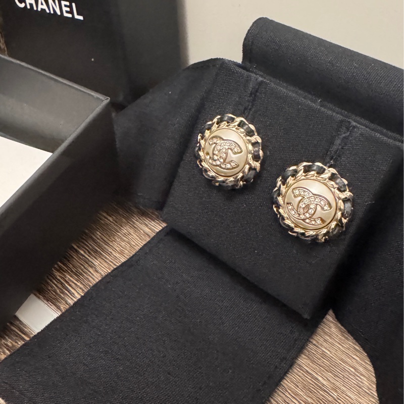 Chanel 香奈兒缺貨款logo水鑽淡金釦皮穿鏈耳環-8