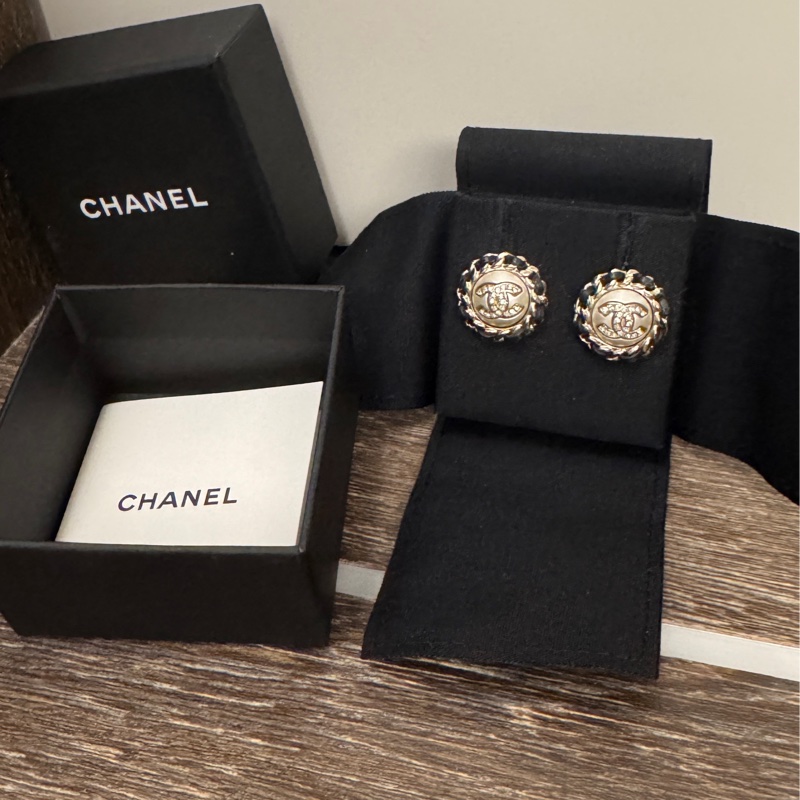 Chanel 香奈兒缺貨款logo水鑽淡金釦皮穿鏈耳環-9
