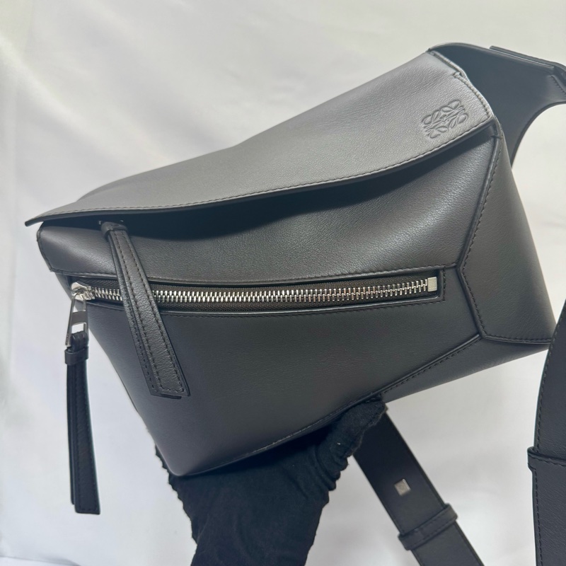 LOEWE 小款拼圖腰包 灰棕色經典小牛皮／可斜背胸包 PUZZLE CROSSBODY WAIST BUMBAG 062434-0