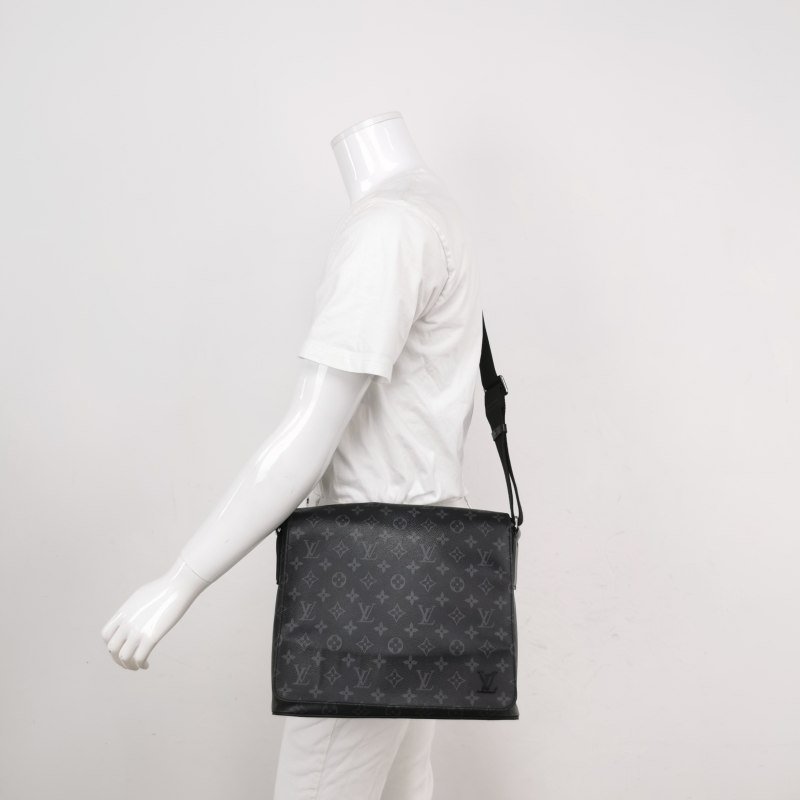 Louis Vuitton (LV)District牛皮Monogram印花翻 蓋郵差包斜背包單肩包-1