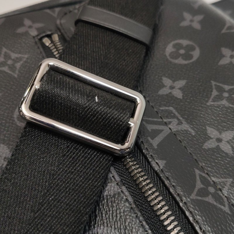 Louis Vuitton (LV)District牛皮Monogram印花翻 蓋郵差包斜背包單肩包-14