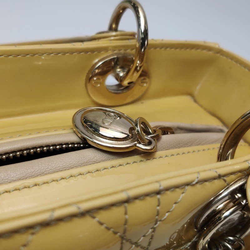 Dior Lady Dior戴妃包款中型漆皮藤格紋字母Logo吊飾單肩包-12