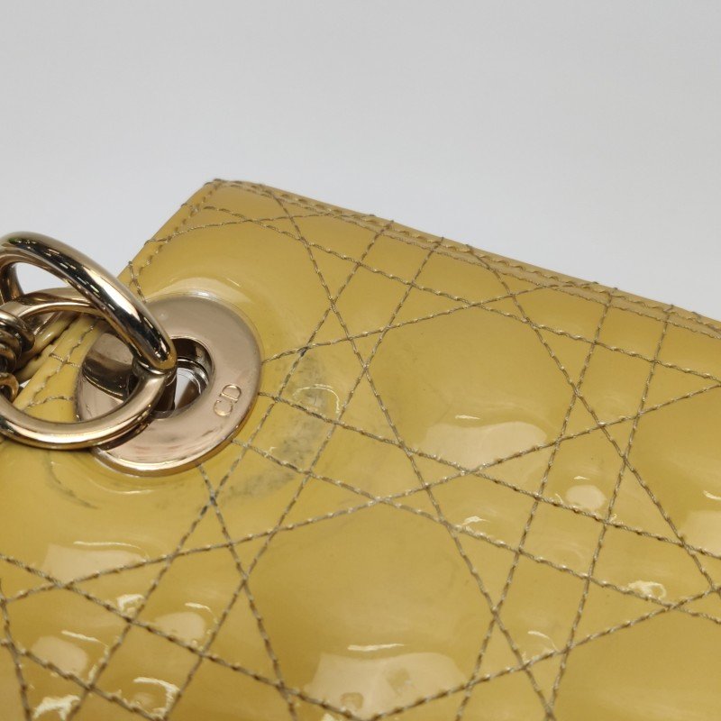 Dior Lady Dior戴妃包款中型漆皮藤格紋字母Logo吊飾單肩包-16