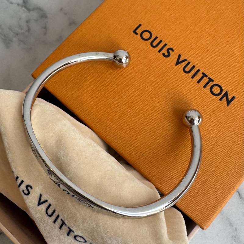 LV M84639銀色LV半圓手環-1